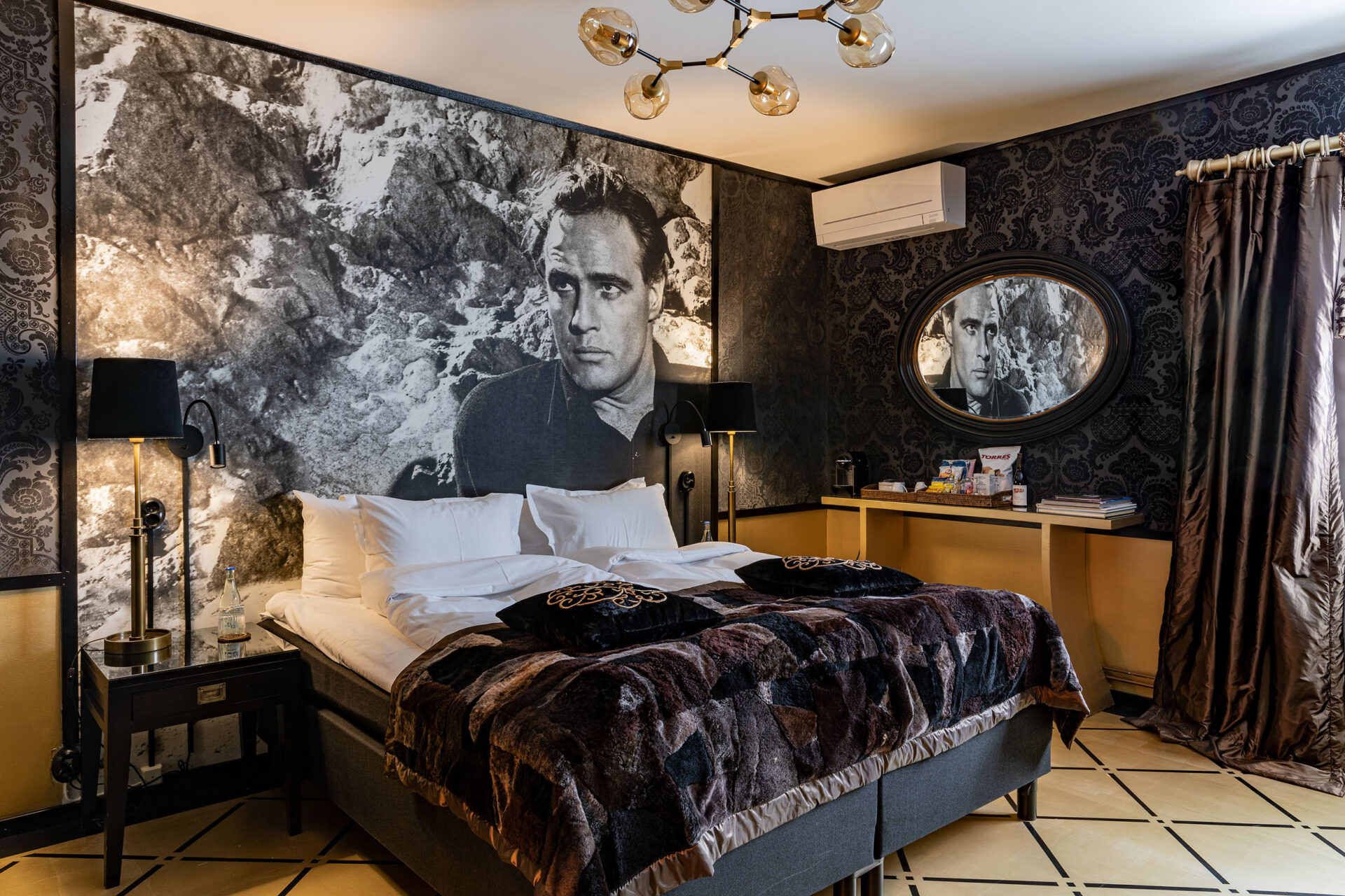 Marlon Brando, Bomans hotell
