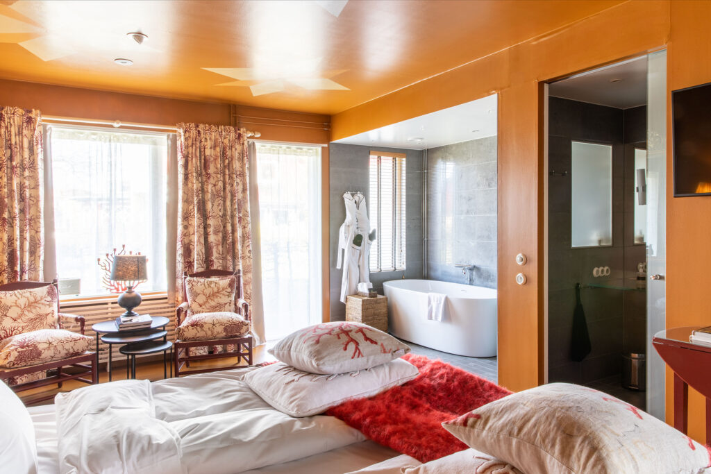 Hotel suite, hotel room, coral, bathtub, Bomans Hotel