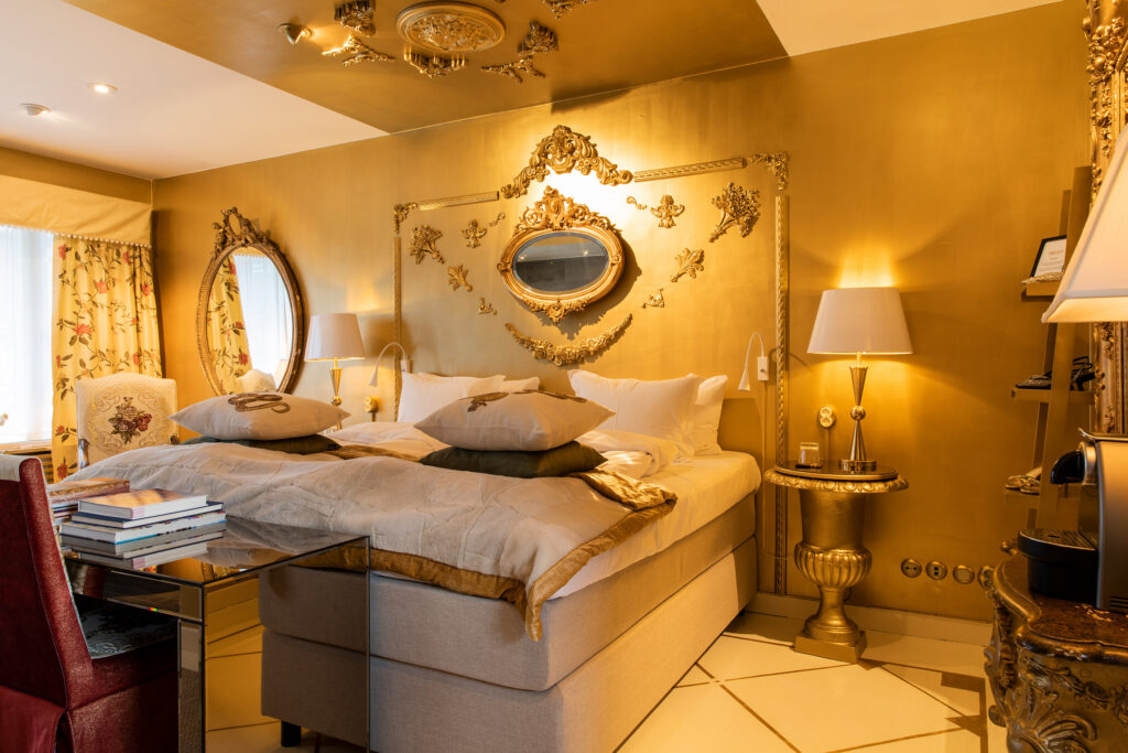Stucco, Bomans Hotel, hotel suite, piccolo palazzo, gold mirrors