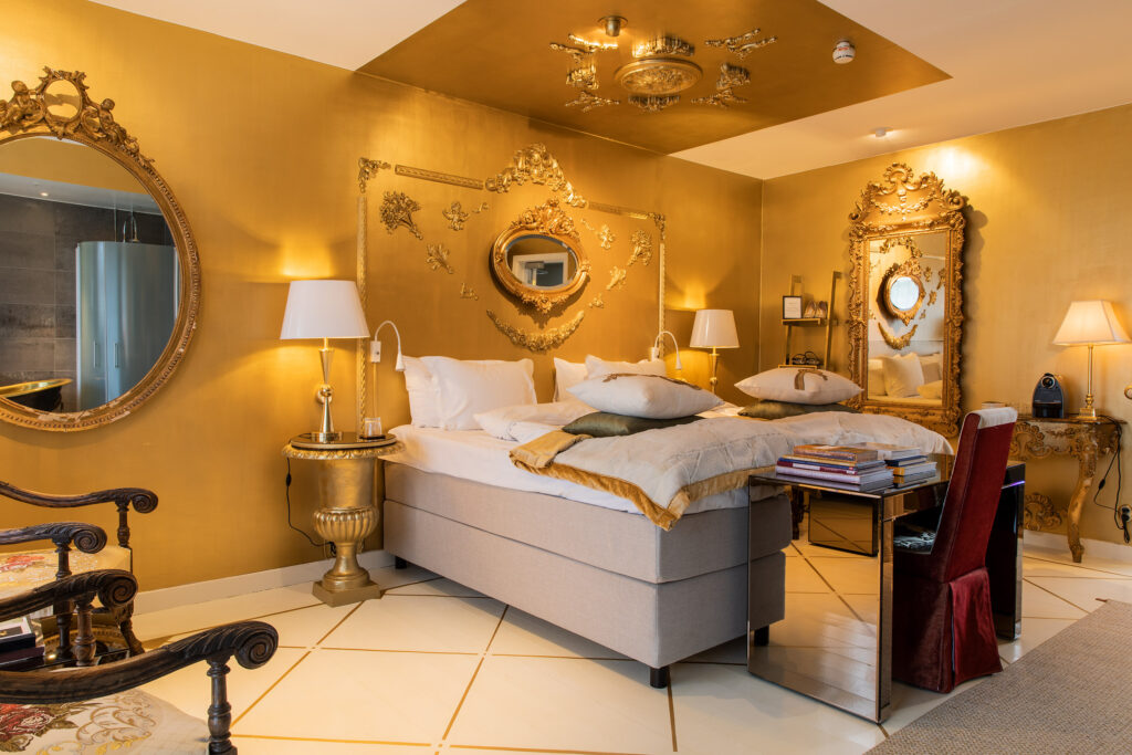 Stucco, Bomans Hotel, hotel suite, piccolo palazzo, gold mirrors