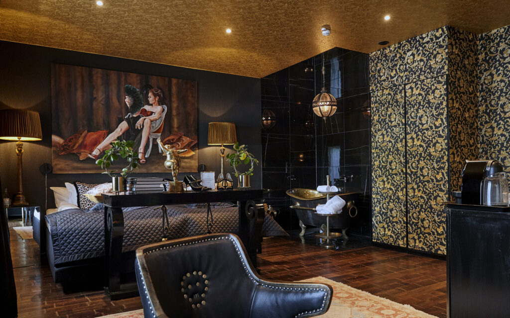 Grandezza, hotel suite, Boman's hotel, Karin Hedenvind, Versacetapeter, brass bathtub.