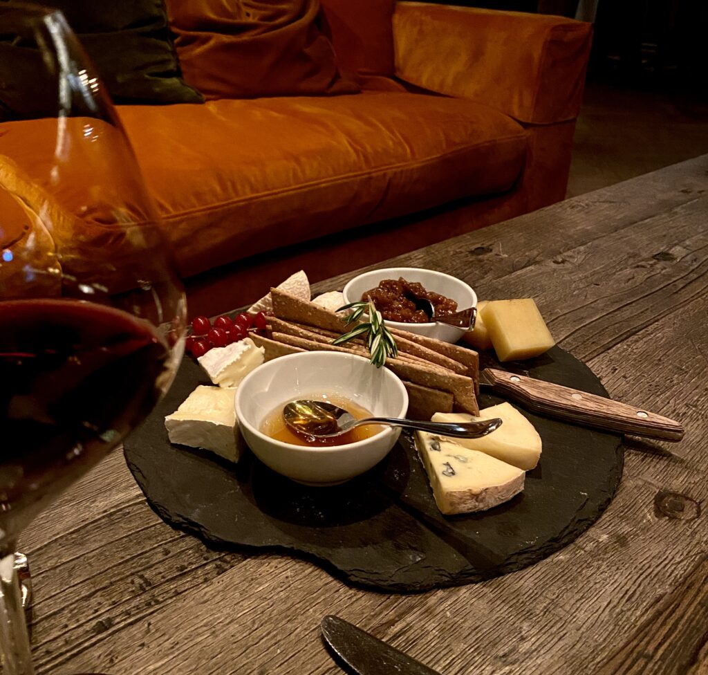 ostbricka, Bomans Hotell