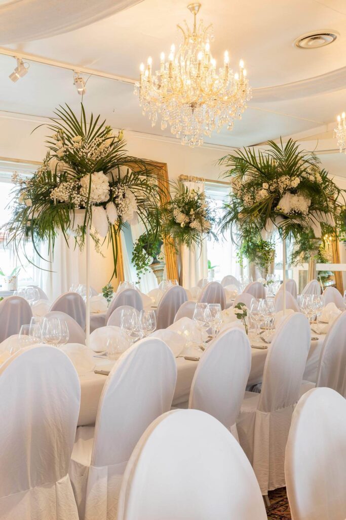 Summer wedding, wedding, Boman's Hotel, Flower decorations, wedding flowers, bride, groom.